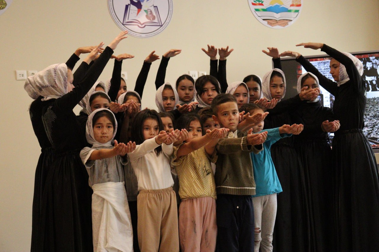 Российско таджикские школы. Школа в Таджикистане. Урок труда в Таджикистане в школах. Российские школы в Таджикистане. Русско таджикские школы в Таджикистане.