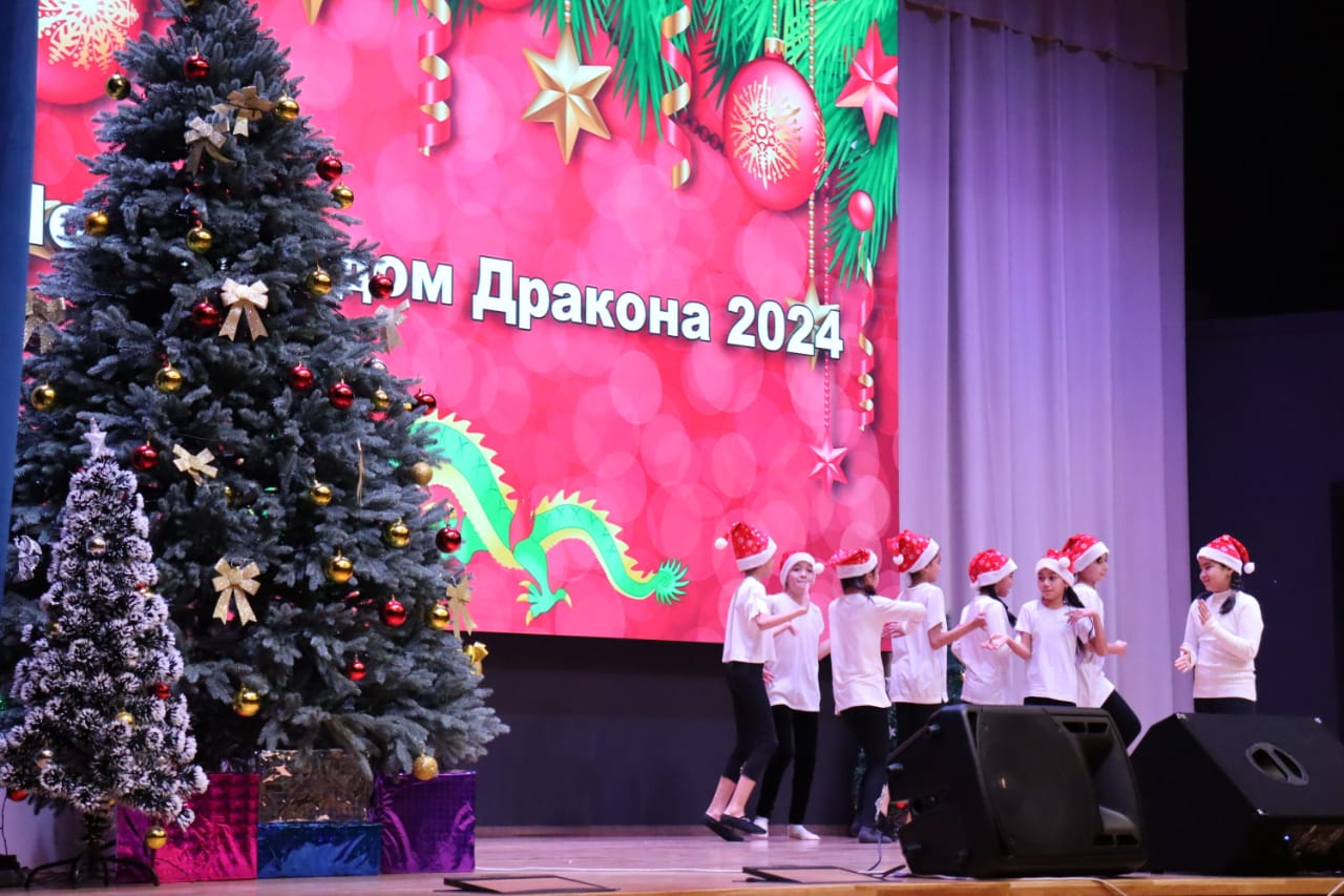 А мы встречаем Новый год! - Российско-таджикская школа в городе Турсунзаде