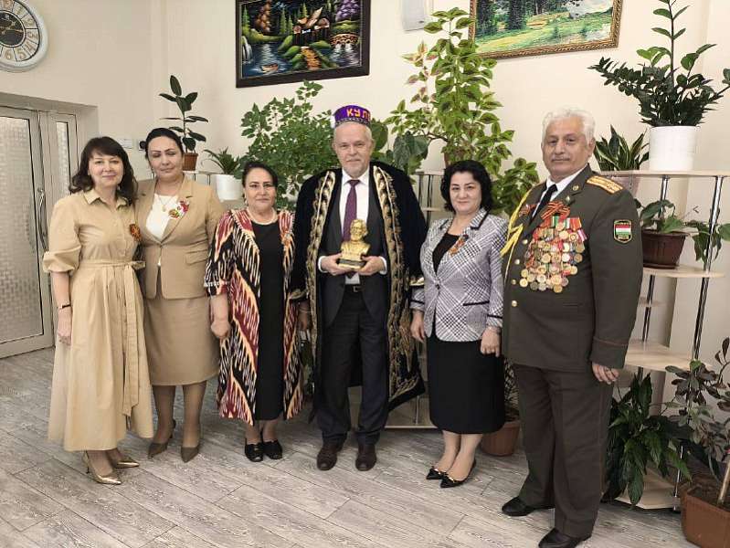 Директор школы имени Менделеева посетила Единый Патриотический День в Кулябе