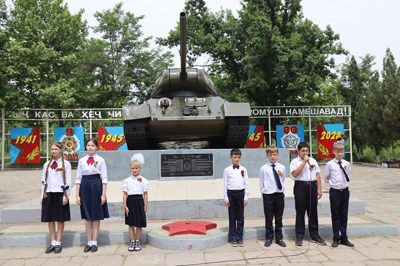 Возложение цветов к мемориалу «Танк Т-34»