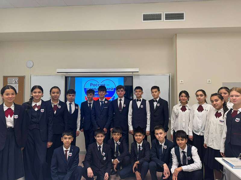 Акция «Россия — семья семей» в школе Менделеева