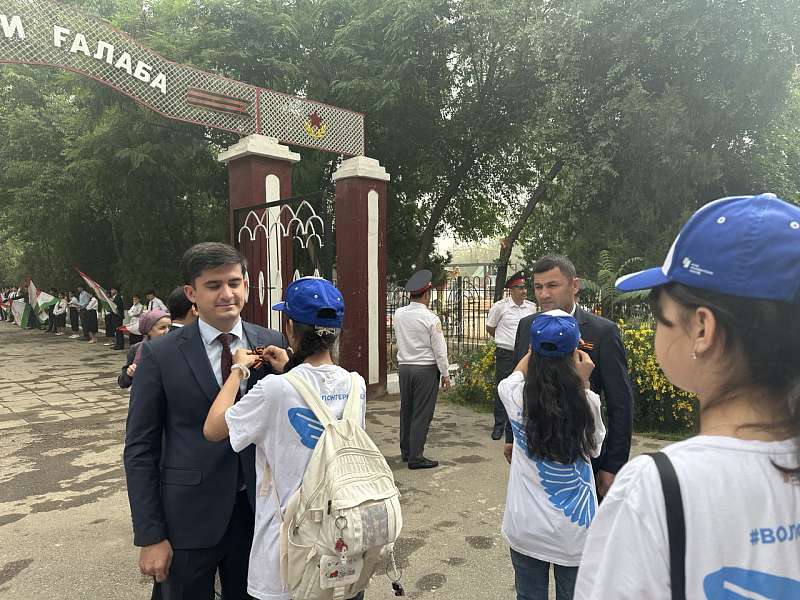 Ученики школы имени Менделеева приняли участие в городском митинге, посвящённом 80-летию Победы